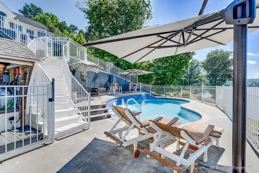 Swiming Pool, deck chairs and sun umbrella