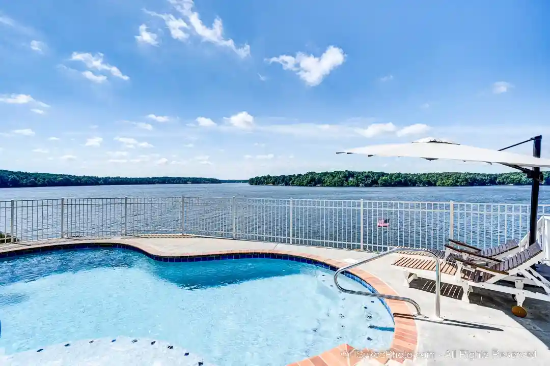 Swiming pool with view of the lake